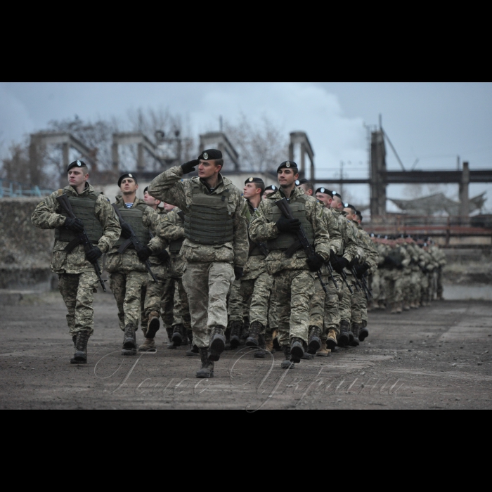 16 листопада 2016 у День морської піхоти начальник Генерального штабу ЗСУ Віктор Муженко особисто привітав лицарів чорних беретів 36 окремої бригади морської піхоти.  У Широкіному та Маріуполі генерал армії нагородив військовиків. Близько 20 бійців отримали ордени Богдана Хмельницького, 