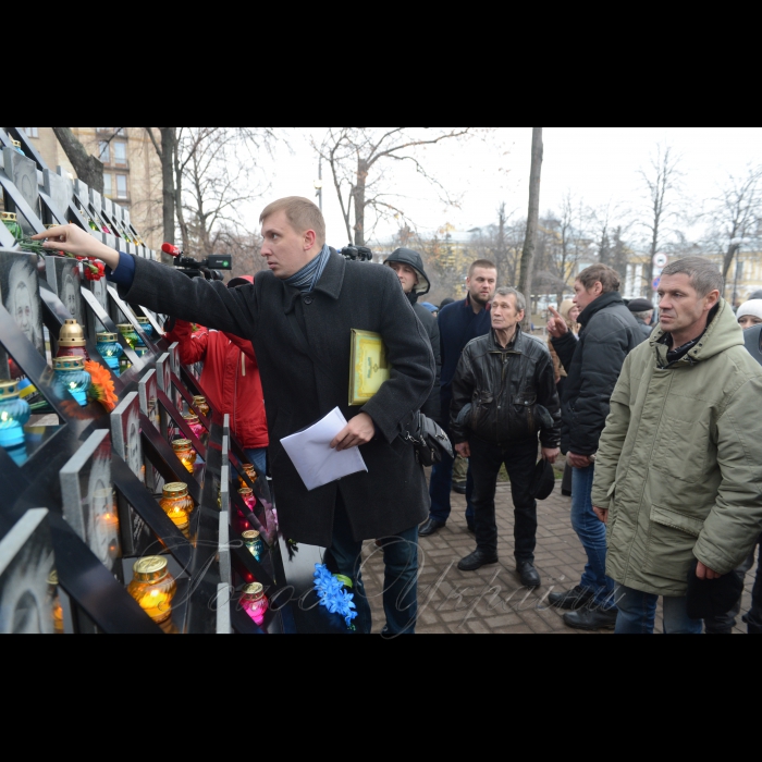 21 листопада 2016 біля Хреста Героїв Небесної Сотні відбулося спільне покладання квітів та поминальна панахида представників родин Героїв Небесної Сотні, поранених майданівців та активістів Революції Гідності. Захід приурочено до 3-ї річниці початку Революції Гідності. Організатори – ГО «Родина Героїв Небесної сотні» та Ініціативна група постраждалих/поранених на Майдані.