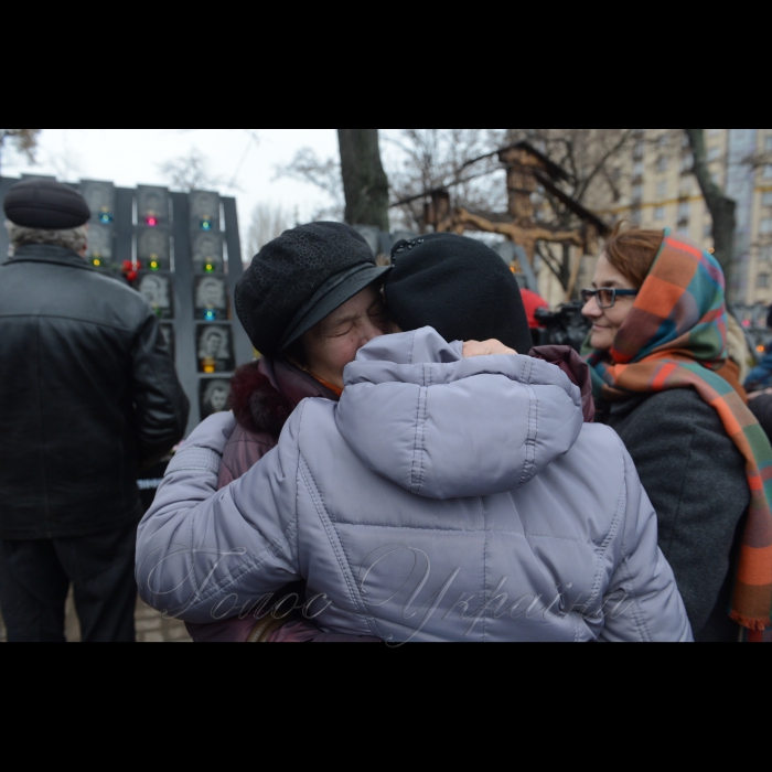 21 листопада 2016 біля Хреста Героїв Небесної Сотні відбулося спільне покладання квітів та поминальна панахида представників родин Героїв Небесної Сотні, поранених майданівців та активістів Революції Гідності. Захід приурочено до 3-ї річниці початку Революції Гідності. Організатори – ГО «Родина Героїв Небесної сотні» та Ініціативна група постраждалих/поранених на Майдані.