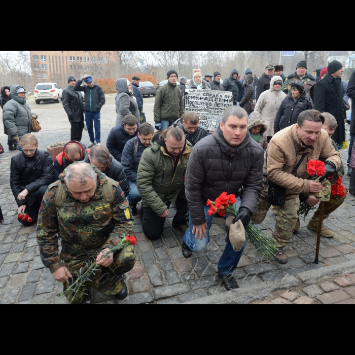 21 листопада 2016 біля Хреста Героїв Небесної Сотні відбулося спільне покладання квітів та поминальна панахида представників родин Героїв Небесної Сотні, поранених майданівців та активістів Революції Гідності. Захід приурочено до 3-ї річниці початку Революції Гідності. Організатори – ГО «Родина Героїв Небесної сотні» та Ініціативна група постраждалих/поранених на Майдані.