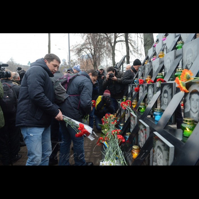 21 листопада 2016 біля Хреста Героїв Небесної Сотні відбулося спільне покладання квітів та поминальна панахида представників родин Героїв Небесної Сотні, поранених майданівців та активістів Революції Гідності. Захід приурочено до 3-ї річниці початку Революції Гідності. Організатори – ГО «Родина Героїв Небесної сотні» та Ініціативна група постраждалих/поранених на Майдані.