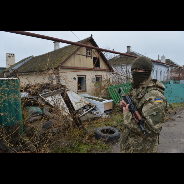 16 листопада 2016 року, Широкіне, Донецька область.
За 24 кілометри від Маріуполя, у Широкіному, під постійними обстрілами, тримають позиції морські піхотинці 36 окремої бригади морської піхоти. Недавно, напередодні Дня морської піхоти, багато морпіхів були удостоєні орденів і медалей.