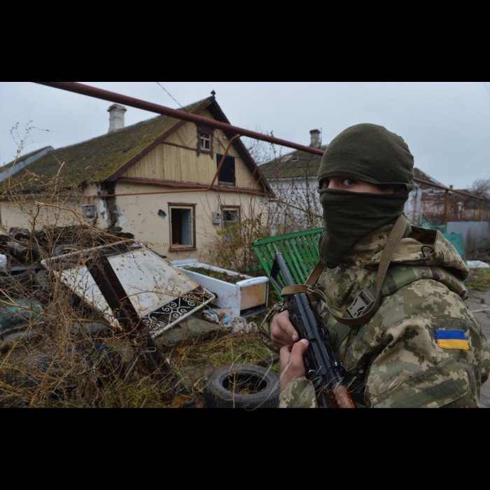 16 листопада 2016 року, Широкіне, Донецька область.
За 24 кілометри від Маріуполя, у Широкіному, під постійними обстрілами, тримають позиції морські піхотинці 36 окремої бригади морської піхоти. Недавно, напередодні Дня морської піхоти, багато морпіхів були удостоєні орденів і медалей.