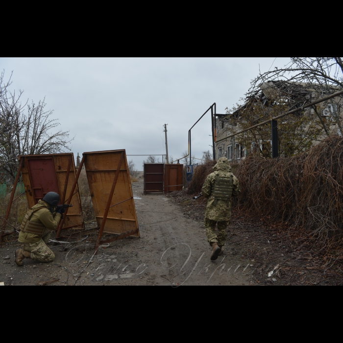 16 листопада 2016 року, Широкіне, Донецька область.
За 24 кілометри від Маріуполя, у Широкіному, під постійними обстрілами, тримають позиції морські піхотинці 36 окремої бригади морської піхоти. Недавно, напередодні Дня морської піхоти, багато морпіхів були удостоєні орденів і медалей.