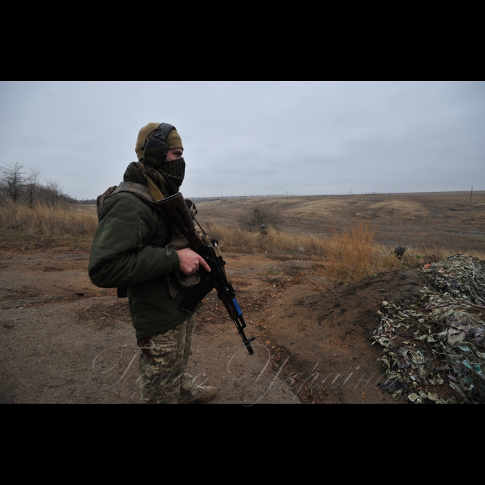 16 листопада 2016 року, Широкіне, Донецька область.
За 24 кілометри від Маріуполя, у Широкіному, під постійними обстрілами, тримають позиції морські піхотинці 36 окремої бригади морської піхоти. Недавно, напередодні Дня морської піхоти, багато морпіхів були удостоєні орденів і медалей.