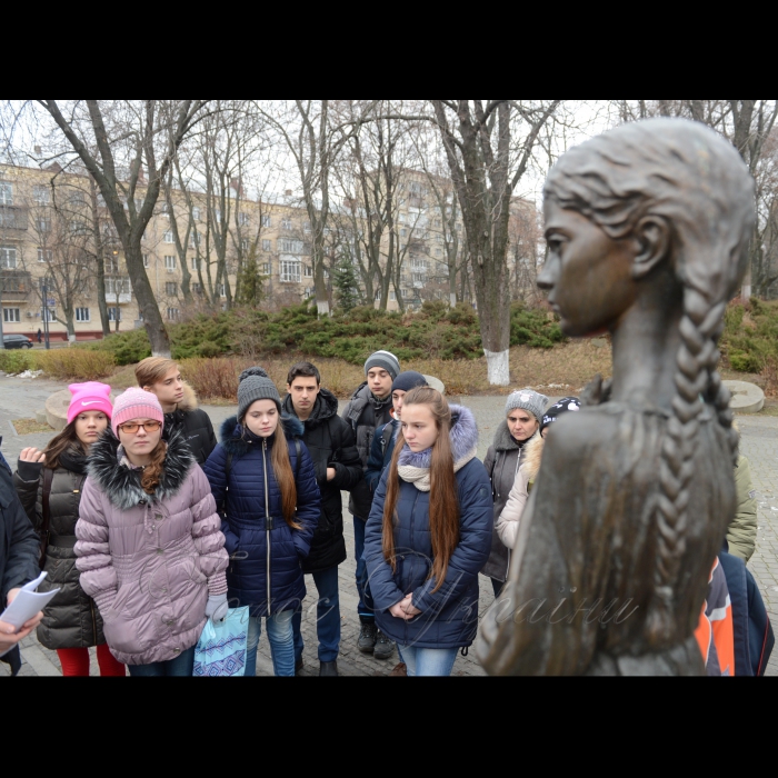 24 листопада 2016 у Національному музеї «Меморіал жертв Голодомору» відбулося відкриття Проекту «Незламні»: у Києві відкривається виставка до 83-х роковин Голодомору. У новій експозиції Українського інституту національної пам’яті — 15 історій про тих, кого не зламав Голодомор.  Організатори: Український інститут національної пам’яті, Національний музей «Меморіал жертв Голодомору», національний комітет із вшанування пам’яті жертв Голодомору-геноциду 1932-1933 років в Україні, Центр досліджень визвольного руху.