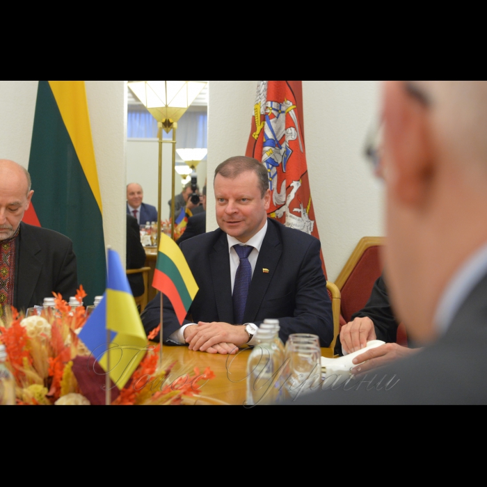 28 листопада 2016 візит Голови Верховної Ради України Андрія Парубія до Литовської Республіки. Зустріч Голови Верховної Ради України Андрія Парубія з прем’єр-міністром Литви Саулюсом Сквернялісом. 