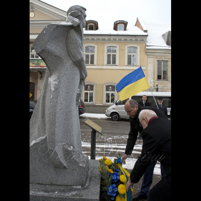 29 листопада 2016 візит Голови Верховної Ради України Андрія Парубія до Литовської Республіки. Голова Верховної Ради Андрій Парубій та Посол України в ЛР Володимир Яценківський поклали квіти до пам’ятнику Т.Г. Шевченка у Вильнюсі та зустрілися з українською громадою міста.