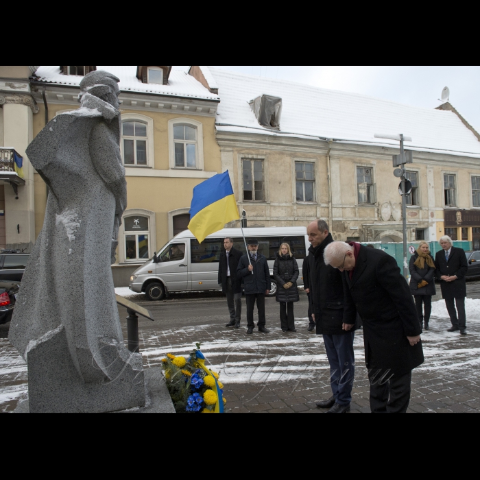 29 листопада 2016 візит Голови Верховної Ради України Андрія Парубія до Литовської Республіки. Голова Верховної Ради Андрій Парубій та Посол України в ЛР Володимир Яценківський поклали квіти до пам’ятнику Т.Г. Шевченка у Вильнюсі та зустрілися з українською громадою міста.