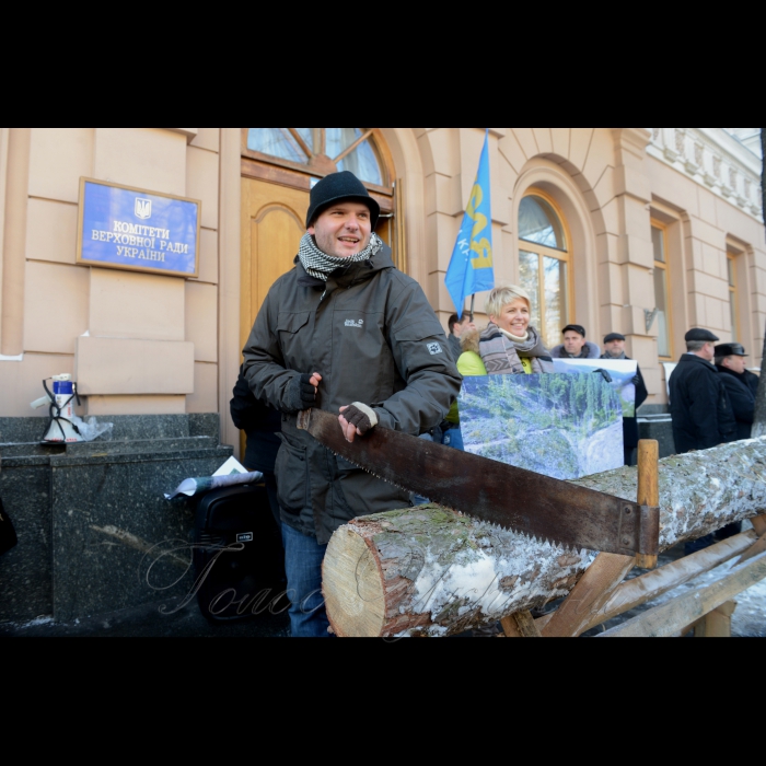 30 листопада 2016 на вул. Грушевського, 18/2 (біля 9-го під’їзду комітетів ВРУ) відбулася акція-протест проти наміру влади скасувати мораторій на експорт лісу-кругляку в обмін на 600 мільйонів євро кредиту.
Активісти з Києва, Франківщини та Львівщини розпилять та розрубають кілька дерев та продемонструють, до чого призведе самовільна вирубка дерев та варварське знищення лісу. Акція відбуватиметься напередодні круглого столу «Мораторій на експорт лісу: результати та перспектива», який відбудеться у конференц-залі Верховної Ради України.