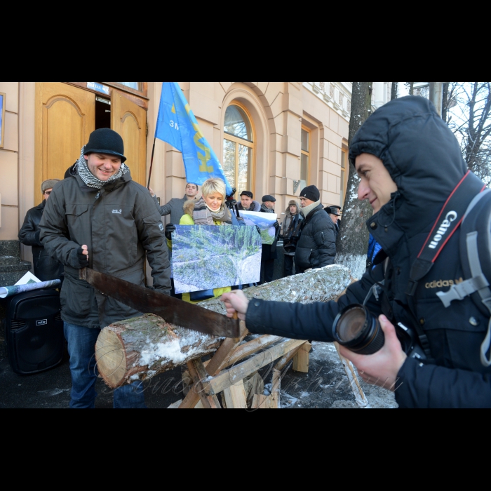 30 листопада 2016 на вул. Грушевського, 18/2 (біля 9-го під’їзду комітетів ВРУ) відбулася акція-протест проти наміру влади скасувати мораторій на експорт лісу-кругляку в обмін на 600 мільйонів євро кредиту.
Активісти з Києва, Франківщини та Львівщини розпилять та розрубають кілька дерев та продемонструють, до чого призведе самовільна вирубка дерев та варварське знищення лісу. Акція відбуватиметься напередодні круглого столу «Мораторій на експорт лісу: результати та перспектива», який відбудеться у конференц-залі Верховної Ради України.