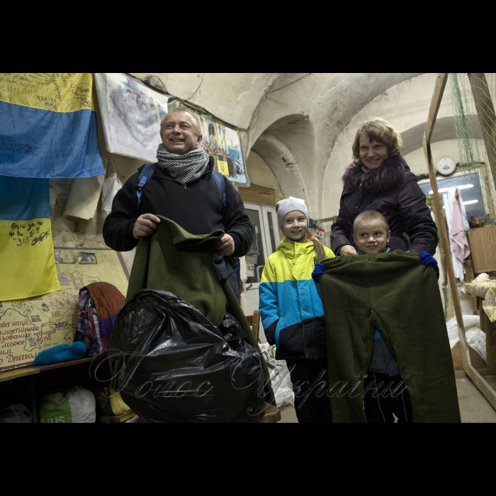 3 грудня 2016 Київ. Волонтерський центр «Маскувальна сітка на Вежі» Печерського району.
Волонтер «Захарич» з родиною забирають посилки з речами для наших бійців на передову.