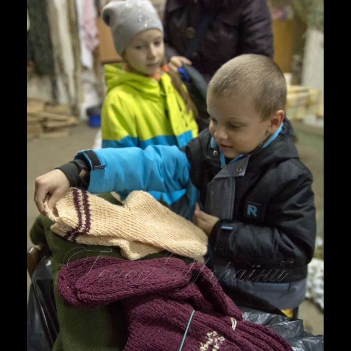 3 грудня 2016 Київ. Волонтерський центр «Маскувальна сітка на Вежі» Печерського району.
Дюжина теплих шкарпеток від 87-річної бабусі.