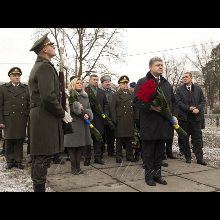 14 грудня 2016 Президент Петро Порошенко, Перший заступник Голови Верховної Ради України Ірина Геращенко, Перший віце-прем'єр-міністр - Міністр економічного розвитку і торгівлі України Степан Кубів взяли участь в урочистій церемонії покладання квітів до пам’ятного знака «Воїнам Чорнобиля» та меморіального кургану «Героям Чорнобиля» у зв’язку з Днем вшанування учасників ліквідації наслідків аварії на Чорнобильській АЕС (проспект Миру, 16).