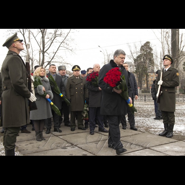 14 грудня 2016 Президент Петро Порошенко, Перший заступник Голови Верховної Ради України Ірина Геращенко, Перший віце-прем'єр-міністр - Міністр економічного розвитку і торгівлі України Степан Кубів взяли участь в урочистій церемонії покладання квітів до пам’ятного знака «Воїнам Чорнобиля» та меморіального кургану «Героям Чорнобиля» у зв’язку з Днем вшанування учасників ліквідації наслідків аварії на Чорнобильській АЕС (проспект Миру, 16).