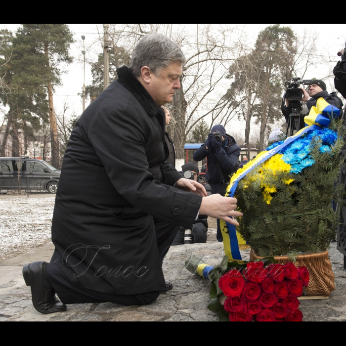 14 грудня 2016 Президент Петро Порошенко, Перший заступник Голови Верховної Ради України Ірина Геращенко, Перший віце-прем'єр-міністр - Міністр економічного розвитку і торгівлі України Степан Кубів взяли участь в урочистій церемонії покладання квітів до пам’ятного знака «Воїнам Чорнобиля» та меморіального кургану «Героям Чорнобиля» у зв’язку з Днем вшанування учасників ліквідації наслідків аварії на Чорнобильській АЕС (проспект Миру, 16).