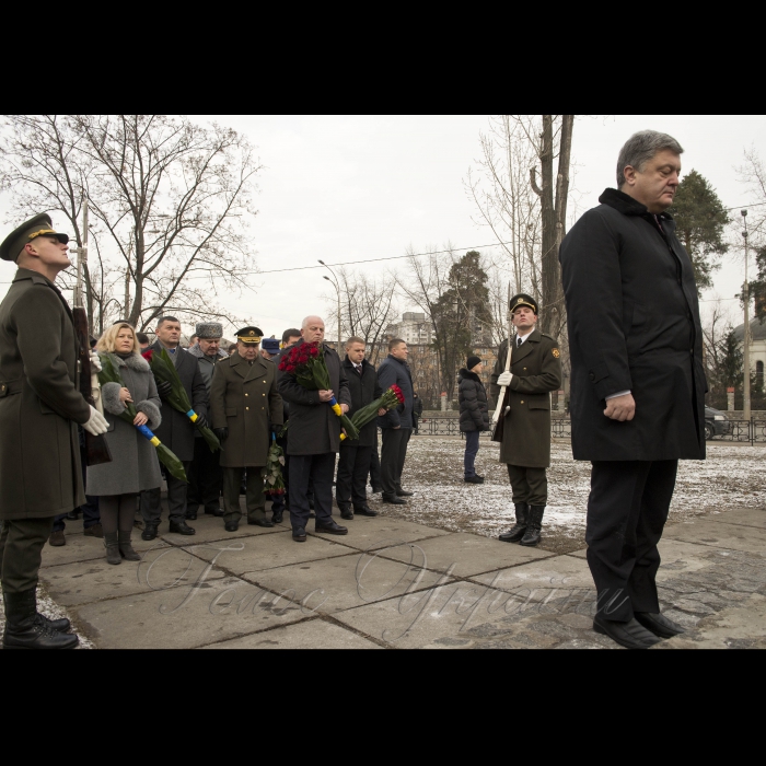 14 грудня 2016 Президент Петро Порошенко, Перший заступник Голови Верховної Ради України Ірина Геращенко, Перший віце-прем'єр-міністр - Міністр економічного розвитку і торгівлі України Степан Кубів взяли участь в урочистій церемонії покладання квітів до пам’ятного знака «Воїнам Чорнобиля» та меморіального кургану «Героям Чорнобиля» у зв’язку з Днем вшанування учасників ліквідації наслідків аварії на Чорнобильській АЕС (проспект Миру, 16).