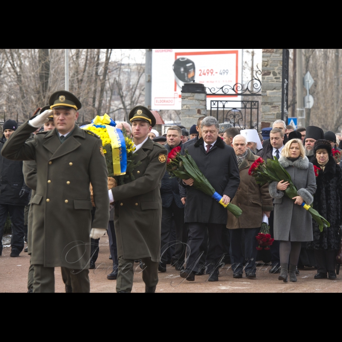 14 грудня 2016 Президент Петро Порошенко, Перший заступник Голови Верховної Ради України Ірина Геращенко, Перший віце-прем'єр-міністр - Міністр економічного розвитку і торгівлі України Степан Кубів взяли участь в урочистій церемонії покладання квітів до пам’ятного знака «Воїнам Чорнобиля» та меморіального кургану «Героям Чорнобиля» у зв’язку з Днем вшанування учасників ліквідації наслідків аварії на Чорнобильській АЕС (проспект Миру, 16).