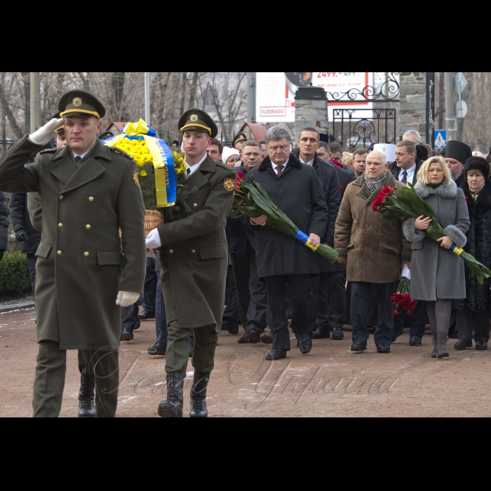 14 грудня 2016 Президент Петро Порошенко, Перший заступник Голови Верховної Ради України Ірина Геращенко, Перший віце-прем'єр-міністр - Міністр економічного розвитку і торгівлі України Степан Кубів взяли участь в урочистій церемонії покладання квітів до пам’ятного знака «Воїнам Чорнобиля» та меморіального кургану «Героям Чорнобиля» у зв’язку з Днем вшанування учасників ліквідації наслідків аварії на Чорнобильській АЕС (проспект Миру, 16).