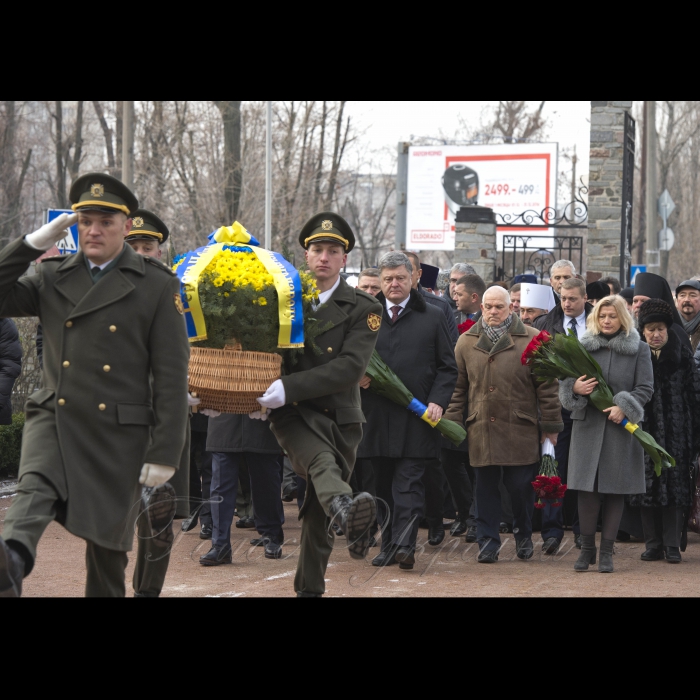 14 грудня 2016 Президент Петро Порошенко, Перший заступник Голови Верховної Ради України Ірина Геращенко, Перший віце-прем'єр-міністр - Міністр економічного розвитку і торгівлі України Степан Кубів взяли участь в урочистій церемонії покладання квітів до пам’ятного знака «Воїнам Чорнобиля» та меморіального кургану «Героям Чорнобиля» у зв’язку з Днем вшанування учасників ліквідації наслідків аварії на Чорнобильській АЕС (проспект Миру, 16).