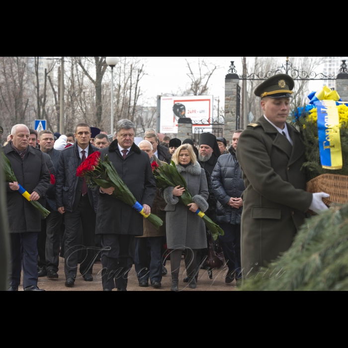 14 грудня 2016 Президент Петро Порошенко, Перший заступник Голови Верховної Ради України Ірина Геращенко, Перший віце-прем'єр-міністр - Міністр економічного розвитку і торгівлі України Степан Кубів взяли участь в урочистій церемонії покладання квітів до пам’ятного знака «Воїнам Чорнобиля» та меморіального кургану «Героям Чорнобиля» у зв’язку з Днем вшанування учасників ліквідації наслідків аварії на Чорнобильській АЕС (проспект Миру, 16).