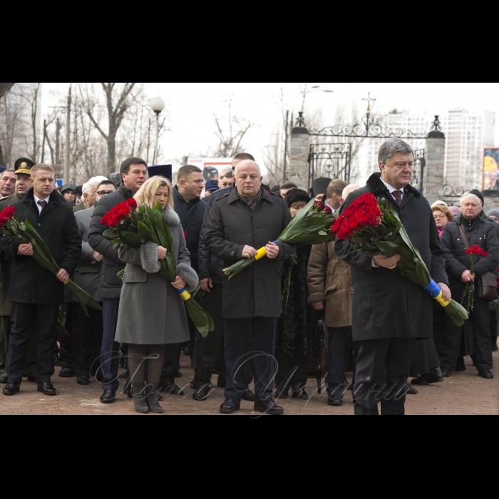 14 грудня 2016 Президент Петро Порошенко, Перший заступник Голови Верховної Ради України Ірина Геращенко, Перший віце-прем'єр-міністр - Міністр економічного розвитку і торгівлі України Степан Кубів взяли участь в урочистій церемонії покладання квітів до пам’ятного знака «Воїнам Чорнобиля» та меморіального кургану «Героям Чорнобиля» у зв’язку з Днем вшанування учасників ліквідації наслідків аварії на Чорнобильській АЕС (проспект Миру, 16).