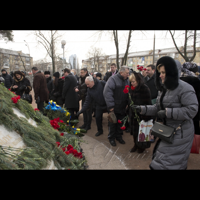 14 грудня 2016 Президент Петро Порошенко, Перший заступник Голови Верховної Ради України Ірина Геращенко, Перший віце-прем'єр-міністр - Міністр економічного розвитку і торгівлі України Степан Кубів взяли участь в урочистій церемонії покладання квітів до пам’ятного знака «Воїнам Чорнобиля» та меморіального кургану «Героям Чорнобиля» у зв’язку з Днем вшанування учасників ліквідації наслідків аварії на Чорнобильській АЕС (проспект Миру, 16).