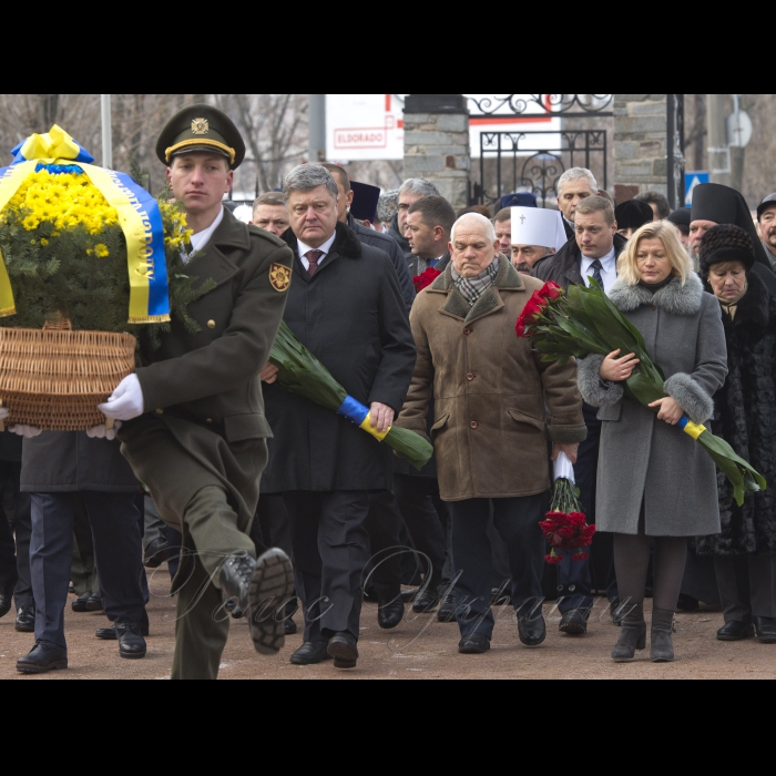 14 грудня 2016 Президент Петро Порошенко, Перший заступник Голови Верховної Ради України Ірина Геращенко, Перший віце-прем'єр-міністр - Міністр економічного розвитку і торгівлі України Степан Кубів взяли участь в урочистій церемонії покладання квітів до пам’ятного знака «Воїнам Чорнобиля» та меморіального кургану «Героям Чорнобиля» у зв’язку з Днем вшанування учасників ліквідації наслідків аварії на Чорнобильській АЕС (проспект Миру, 16).