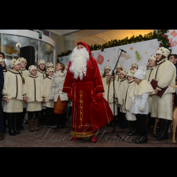 15 грудня 2016 відбулася прес-конференція казкового Святого Миколая, який  відкрив Новорічну поштову резиденцію у Київському Будинку зв'язку. В програмі: відкриття інтерактивної виставки міжнародних поштових скриньок, привезених з різних країн світу, презентація лімітованої серії поштових марок та святкових поштових листівок, які Укрпошта виготовила до Дня Святого Миколая та Нового Року -благодійна акції від Укрпошти, де кожен бажаючий може відправити діткам різних дитячих будинків України вітальну Новорічну листівку та написати в ній своє персональне привітання з Новорічними святами.  