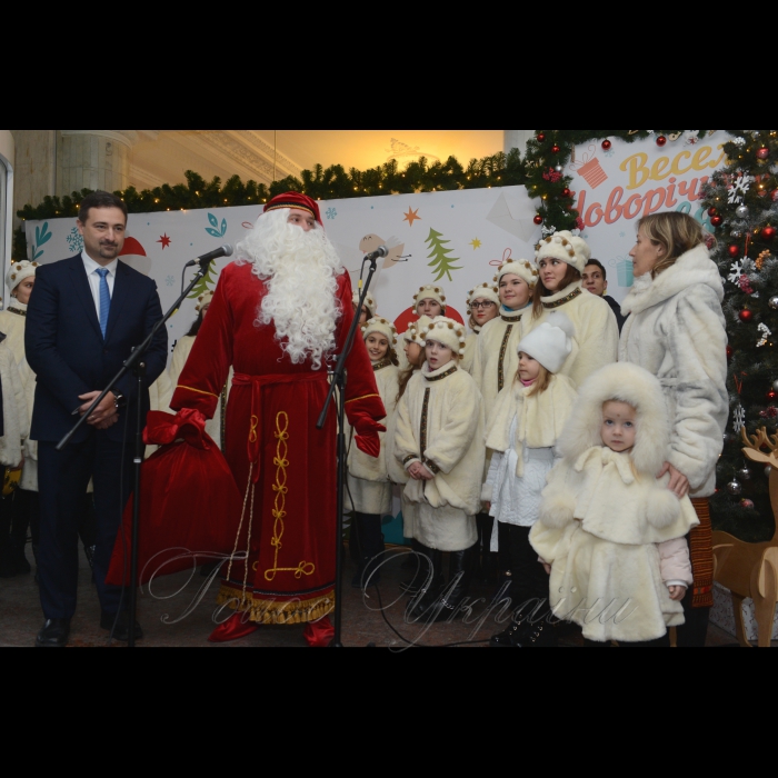 15 грудня 2016 відбулася прес-конференція казкового Святого Миколая, який  відкрив Новорічну поштову резиденцію у Київському Будинку зв'язку. В програмі: відкриття інтерактивної виставки міжнародних поштових скриньок, привезених з різних країн світу, презентація лімітованої серії поштових марок та святкових поштових листівок, які Укрпошта виготовила до Дня Святого Миколая та Нового Року -благодійна акції від Укрпошти, де кожен бажаючий може відправити діткам різних дитячих будинків України вітальну Новорічну листівку та написати в ній своє персональне привітання з Новорічними святами. 
Крайній ліворуч - Ігор Смілянський гендиректор Укрпошти.