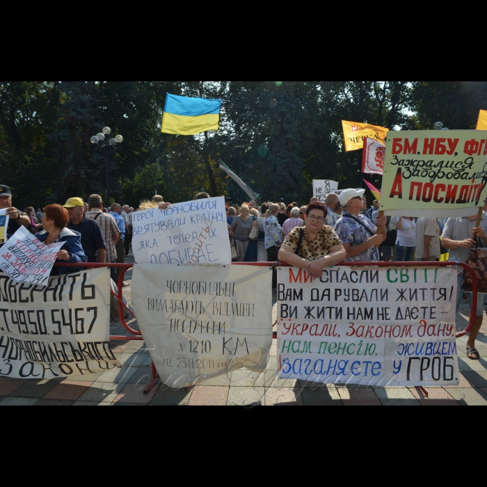 6 вересня 2016 біля ВРУ відбудеться акція протесту, організована Конфедерацією вільних профспілок України та її галузевими профспілковими організаціями. Вимоги незалежних профспілок: у зв’язку з падінням життєвого рівня громадян в умовах девальвації національної валюти, підвищення тарифів на комунальні послуги та енергоносії підвищити зарплату та соціальні виплати всім категоріям населення у три рази;  терміново відмінити постанову Кабміну №461 від 24.06.2016 р. щодо скорочення Списків №1 та №2, які дають право на достроковий вихід на пенсію за роботу у важких та шкідливих умовах; вжити термінових заходів для погашення заборгованості із заробітної плати найманим працівникам і не допускати цього у подальшому. Зняти з розгляду проект Трудового кодексу України через його невідповідність міжнародним нормам і стандартам та ін.  