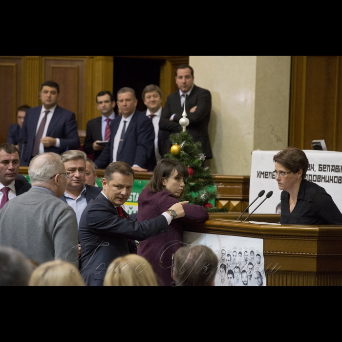 20 грудня 2016 вечірнє пленарне засідання Верховної Ради України.
Голосування за проект державного бюджету на 2017 рік під час вечірнього засідання Верховної Ради України в Києві, 21 грудня 2016 р. Верховна Рада України в ніч на 21 грудня прийняла проект державного бюджету на 2017 рік з дефіцитом 3% і закладеним зростанням економіки також в 3%.