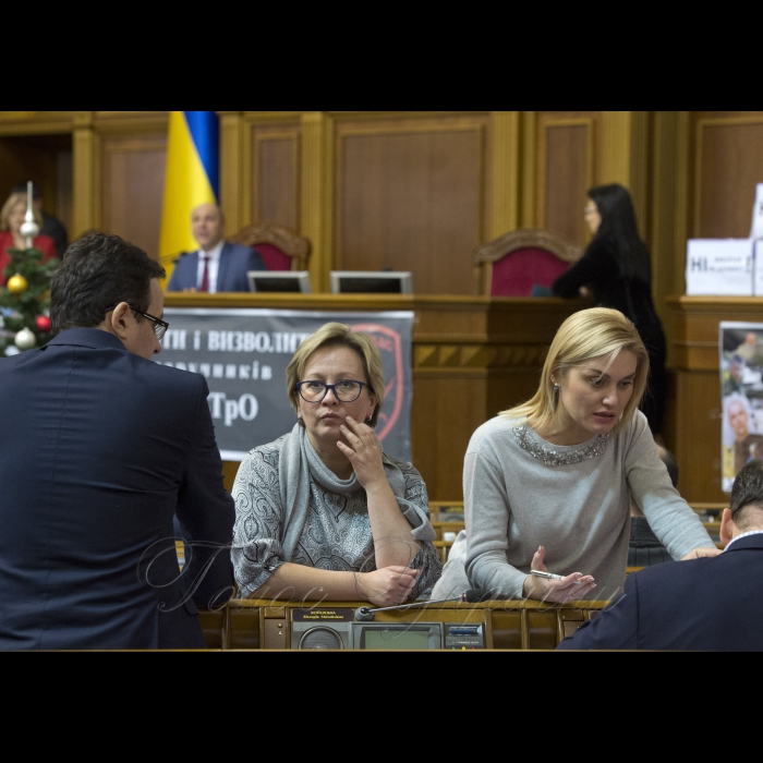 20 грудня 2016 вечірнє пленарне засідання Верховної Ради України.
Голосування за проект державного бюджету на 2017 рік під час вечірнього засідання Верховної Ради України в Києві, 21 грудня 2016 р. Верховна Рада України в ніч на 21 грудня прийняла проект державного бюджету на 2017 рік з дефіцитом 3% і закладеним зростанням економіки також в 3%.