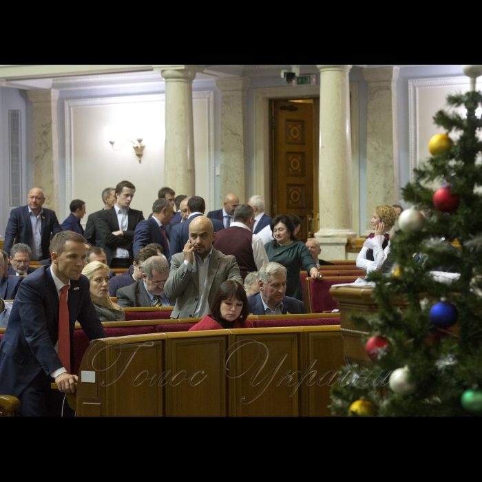 20 грудня 2016 вечірнє пленарне засідання Верховної Ради України.
Голосування за проект державного бюджету на 2017 рік під час вечірнього засідання Верховної Ради України в Києві, 21 грудня 2016 р. Верховна Рада України в ніч на 21 грудня прийняла проект державного бюджету на 2017 рік з дефіцитом 3% і закладеним зростанням економіки також в 3%.