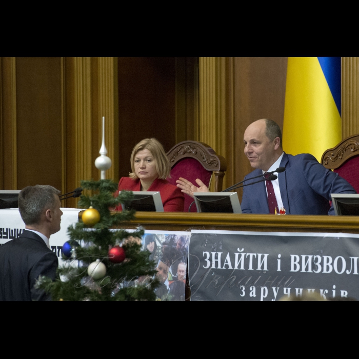 20 грудня 2016 вечірнє пленарне засідання Верховної Ради України.
Голосування за проект державного бюджету на 2017 рік під час вечірнього засідання Верховної Ради України в Києві, 21 грудня 2016 р. Верховна Рада України в ніч на 21 грудня прийняла проект державного бюджету на 2017 рік з дефіцитом 3% і закладеним зростанням економіки також в 3%.
Голова Верховної Ради Андрій Парубій.