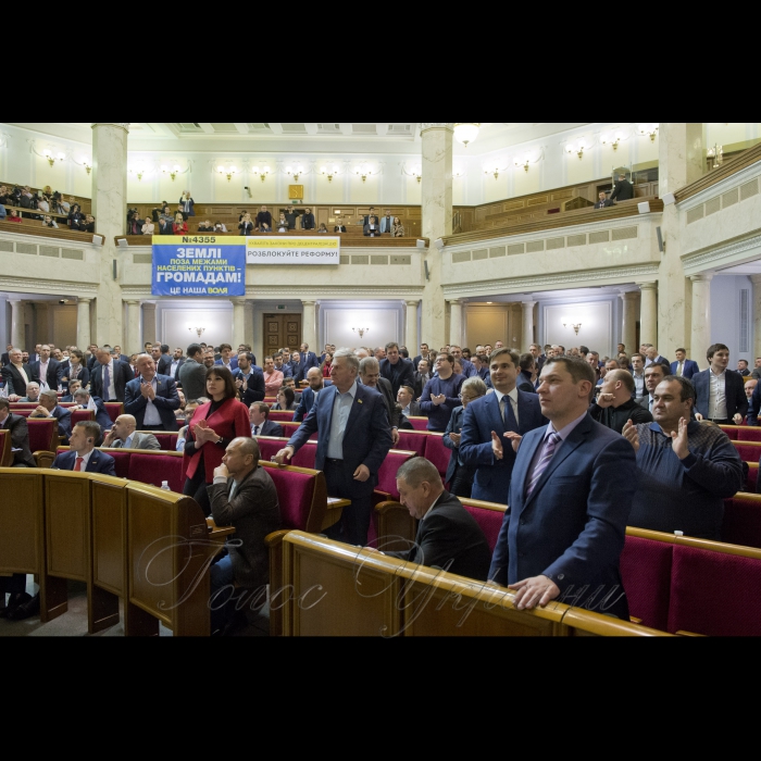 20 грудня 2016 вечірнє пленарне засідання Верховної Ради України.
Голосування за проект державного бюджету на 2017 рік під час вечірнього засідання Верховної Ради України в Києві, 21 грудня 2016 р. Верховна Рада України в ніч на 21 грудня прийняла проект державного бюджету на 2017 рік з дефіцитом 3% і закладеним зростанням економіки також в 3%.