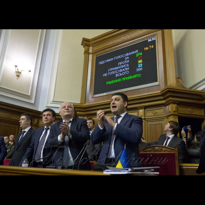 20 грудня 2016 вечірнє пленарне засідання Верховної Ради України.
Голосування за проект державного бюджету на 2017 рік під час вечірнього засідання Верховної Ради України в Києві, 21 грудня 2016 р. Верховна Рада України в ніч на 21 грудня прийняла проект державного бюджету на 2017 рік з дефіцитом 3% і закладеним зростанням економіки також в 3%.
Віце-прем'єр-міністр України В'ячеслав КИРИЛЕНКО,
віце-прем'єр-міністр - міністр регіонального розвитку, будівництва та житлово-комунального господарства Геннадій Зубко, перший віце-прем'єр-міністр, міністр економічного розвитку і торгівлі України Степан Кубів, прем'єр-міністр України Володимир Гройсман (зліва направо).