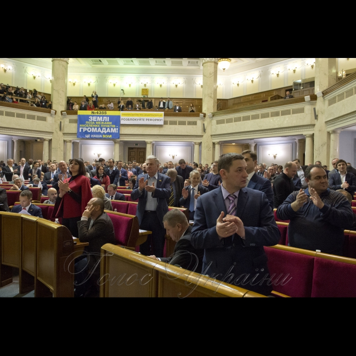 20 грудня 2016 вечірнє пленарне засідання Верховної Ради України.
Голосування за проект державного бюджету на 2017 рік під час вечірнього засідання Верховної Ради України в Києві, 21 грудня 2016 р. Верховна Рада України в ніч на 21 грудня прийняла проект державного бюджету на 2017 рік з дефіцитом 3% і закладеним зростанням економіки також в 3%.