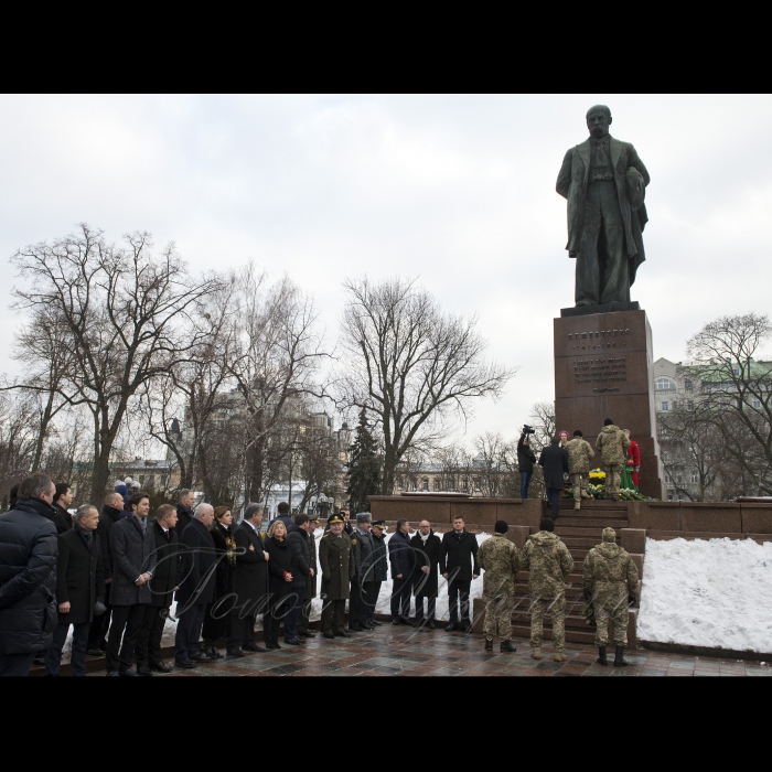 22 січня 2017 перший заступник Голови Верховної Ради України Ірина Геращенко, Президент України Петро Порошенко з дружиною Мариною під час церемонії покладання квітів до пам’ятника Тарасу Шевченку і Михайлу Грушевському з нагоди Дня Соборності України.