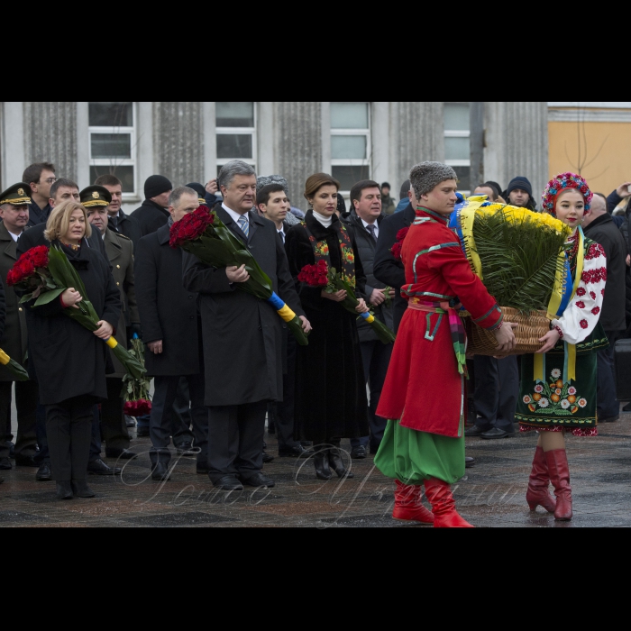 22 січня 2017 перший заступник Голови Верховної Ради України Ірина Геращенко, Президент України Петро Порошенко з дружиною Мариною під час церемонії покладання квітів до пам’ятника Тарасу Шевченку і Михайлу Грушевському з нагоди Дня Соборності України.
Перший заступник Голови Верховної Ради України Ірина Геращенко, Президент України Петро Порошенко з дружиною Мариною, перший віце-прем'єр-міністр - Міністр економічного розвитку і торгівлі України Степан КУБІВ.