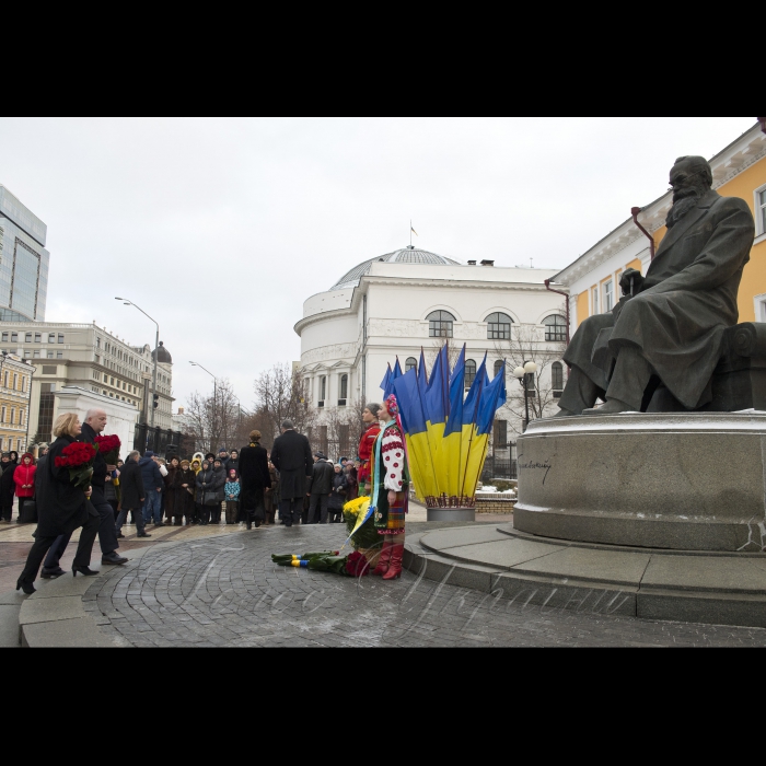 22 січня 2017 перший заступник Голови Верховної Ради України Ірина Геращенко, Президент України Петро Порошенко з дружиною Мариною під час церемонії покладання квітів до пам’ятника Тарасу Шевченку і Михайлу Грушевському з нагоди Дня Соборності України.