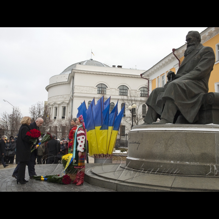 22 січня 2017 перший заступник Голови Верховної Ради України Ірина Геращенко, Президент України Петро Порошенко з дружиною Мариною під час церемонії покладання квітів до пам’ятника Тарасу Шевченку і Михайлу Грушевському з нагоди Дня Соборності України.