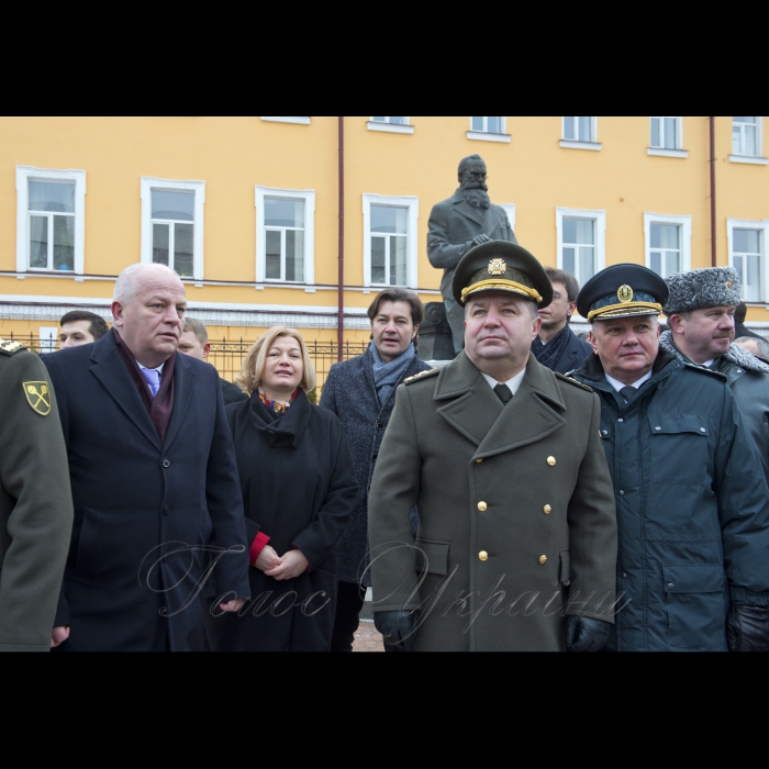 22 січня 2017 перший заступник Голови Верховної Ради України Ірина Геращенко, Президент України Петро Порошенко з дружиною Мариною під час церемонії покладання квітів до пам’ятника Тарасу Шевченку і Михайлу Грушевському з нагоди Дня Соборності України.