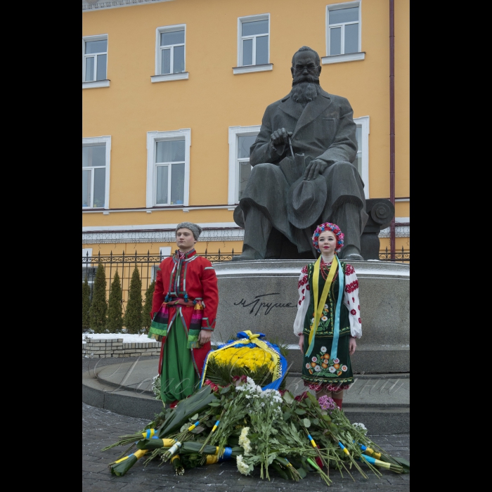 22 січня 2017 перший заступник Голови Верховної Ради України Ірина Геращенко, Президент України Петро Порошенко з дружиною Мариною під час церемонії покладання квітів до пам’ятника Тарасу Шевченку і Михайлу Грушевському з нагоди Дня Соборності України.