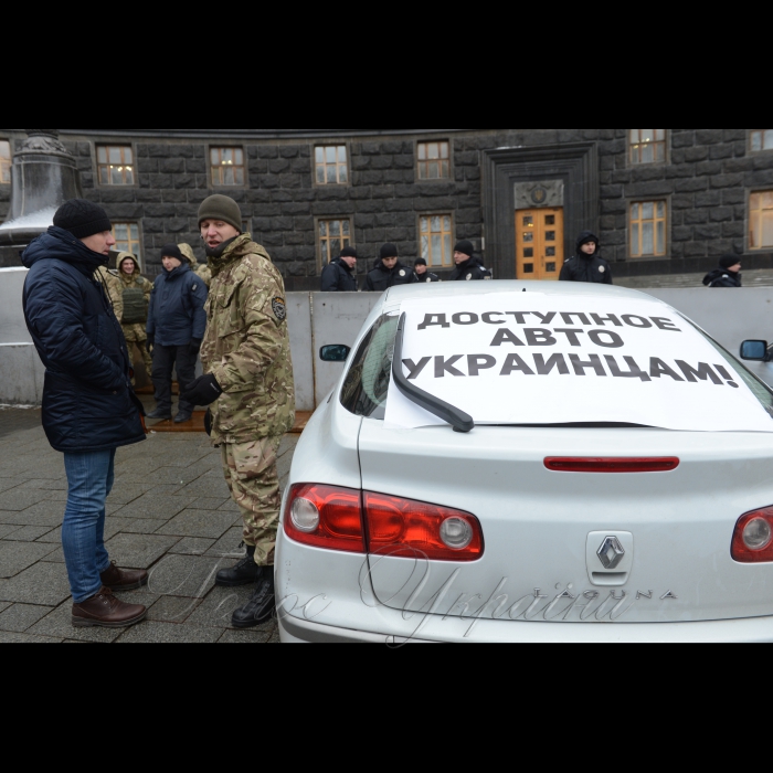 24 січня 2017 акція під Кабміном власників авто з іноземною реєстрацією з вимогою доступного розмитнення як у Європі.
Попереджувально-інформаційна акція власників автомобілів на іноземній реєстрації, які вимагатимуть ухвалення законопроекту № 5567, що врегулює проблему тимчасового ввезення авто з іноземною реєстрацією в Україну. О 12.00 автомобілісти зібралися біля Кабінету Міністрів України (вул. Грушевського, 12/2), щоб висловити свої вимоги до уряду. Участь в акції взяли автори законопроекту №5567 Юрій Дерев’янко та Володимир Парасюк.