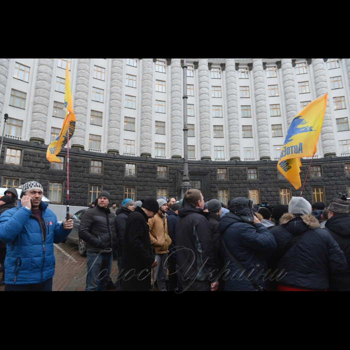 24 січня 2017 акція під Кабміном власників авто з іноземною реєстрацією з вимогою доступного розмитнення як у Європі.
Попереджувально-інформаційна акція власників автомобілів на іноземній реєстрації, які вимагатимуть ухвалення законопроекту № 5567, що врегулює проблему тимчасового ввезення авто з іноземною реєстрацією в Україну. О 12.00 автомобілісти зібралися біля Кабінету Міністрів України (вул. Грушевського, 12/2), щоб висловити свої вимоги до уряду. Участь в акції взяли автори законопроекту №5567 Юрій Дерев’янко та Володимир Парасюк.