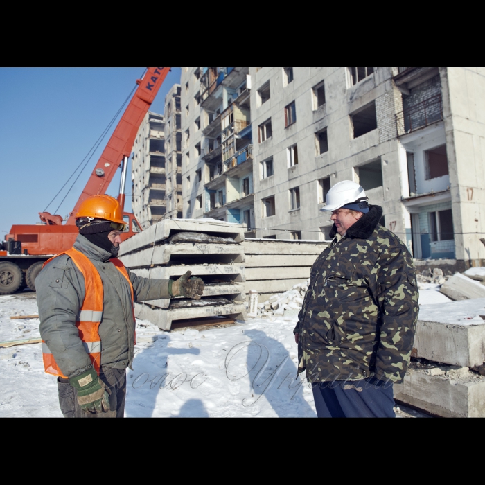 31 січня 2017
У Лисичанську( Луганська обл.) продовжують демонтувати багатоповерхівку, яка торік була майже повністю зруйнована під час активної фази АТО. Праворуч - начальник дільницi Роман Шарий 