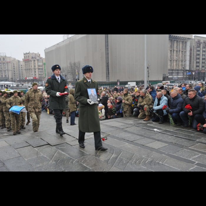 1 лютого 2017 року
На Майдані Незалежності відбулась церемонія прощання з чотирма українськими військовослужбовцями 72-ї механізованої бригади ЗСУ, які загинули 29-30 січня поблизу Авдіївки від осколкових поранень. Серед них, зокрема: капітан Андрій Кизило, молодший сержант Володимир Бальченко, солдат Дмитро Оверченко і сержант Володимир Крижанський.