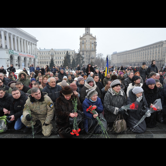 1 лютого 2017 року
На Майдані Незалежності відбулась церемонія прощання з чотирма українськими військовослужбовцями 72-ї механізованої бригади ЗСУ, які загинули 29-30 січня поблизу Авдіївки від осколкових поранень. Серед них, зокрема: капітан Андрій Кизило, молодший сержант Володимир Бальченко, солдат Дмитро Оверченко і сержант Володимир Крижанський.