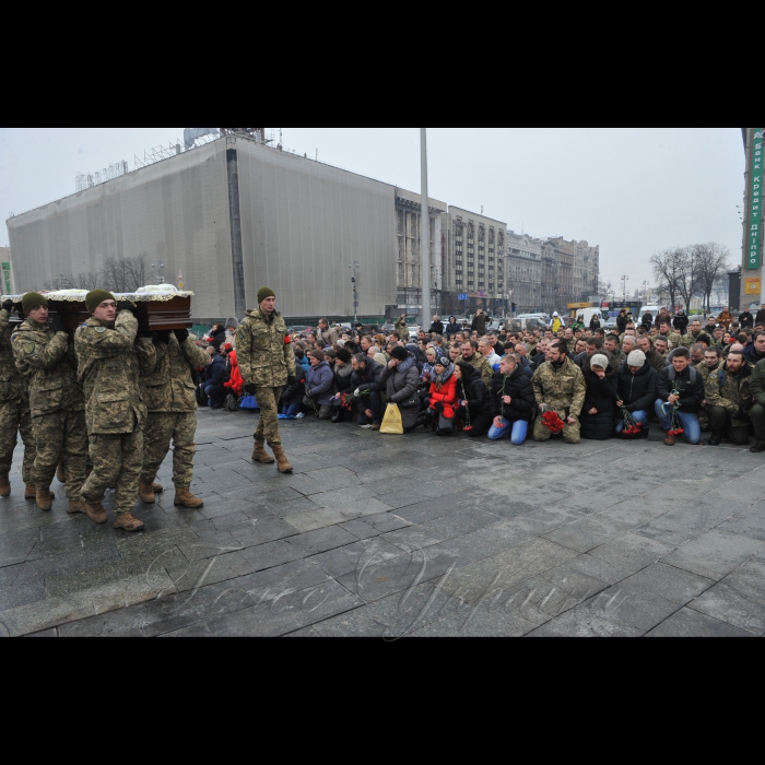 1 лютого 2017 року
На Майдані Незалежності відбулась церемонія прощання з чотирма українськими військовослужбовцями 72-ї механізованої бригади ЗСУ, які загинули 29-30 січня поблизу Авдіївки від осколкових поранень. Серед них, зокрема: капітан Андрій Кизило, молодший сержант Володимир Бальченко, солдат Дмитро Оверченко і сержант Володимир Крижанський.